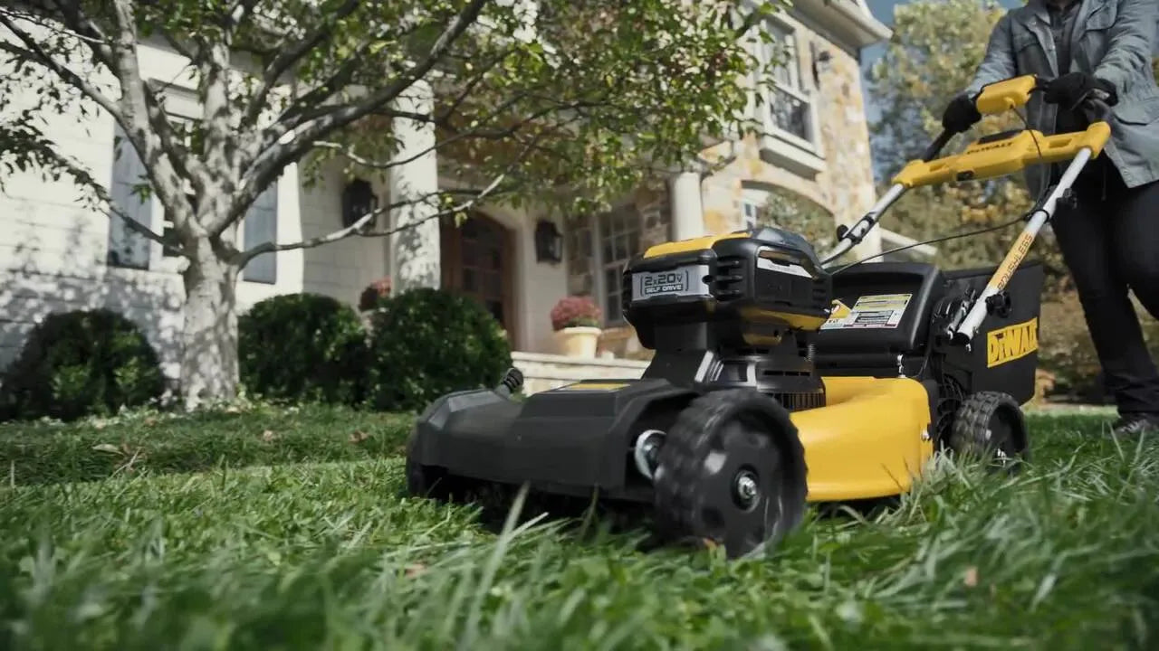 2025 DEWALT DCST922P1 Cortadora de césped inalámbrica 20V MAX sin escobillas con batería de 5Ah y cargador